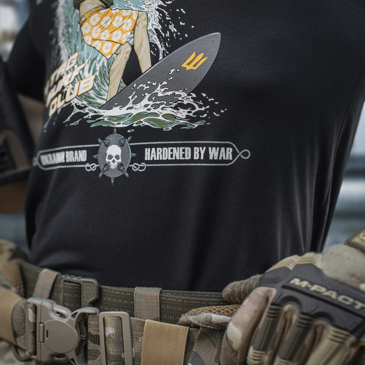 M-Tac T-Shirt Surf Club med surfscenedesign og specialoperatørsymbolik, trykt på blød bomuld; holdbar, stilstærk krigsmotivation.