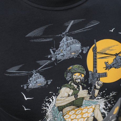 M-Tac T-Shirt Surf Club med soldat på surfbræt og helikoptere i baggrunden.