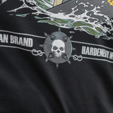 Close-up af M-Tac T-Shirt Surf Club med grafik af dødningehoved, bølger og tekst, inspireret af specialoperationer og surfscener.