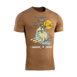 M-Tac T-Shirt Surf Club med design af specialstyrkesoldat på surfbræt, inspireret af kystoperationer og surfscener, coyote farve.