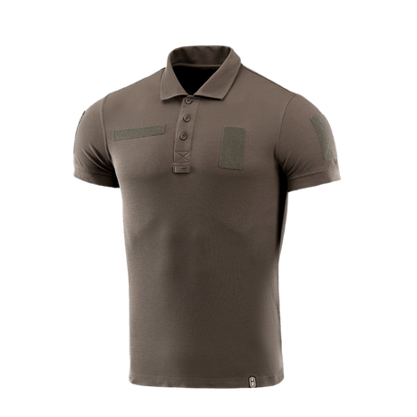 M-Tac Tactical Polo Shirt 65/35 i brun med velcro-paneler til patches, ideel til politi og sikkerhedsarbejde, lavet af bomuld og polyester.