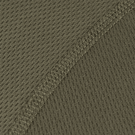 Nærbillede af M-Tac Tactical Sweat-Wicking T-Shirt Summer med flade sømme og hurtigtørrende polyester materiale. Fokus på svedtransporterende egenskaber.