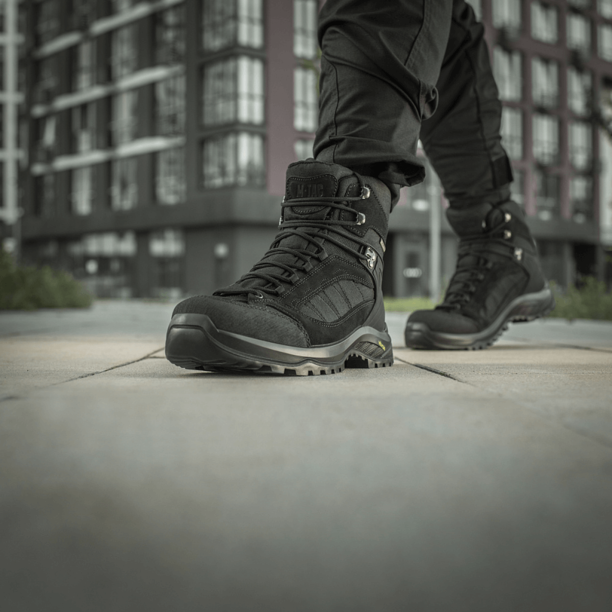 M-Tac Taktiske Demi-Season Støvler Pro Line med Vibram-sål, designet til komfort og holdbarhed ved taktiske opgaver og vandring.