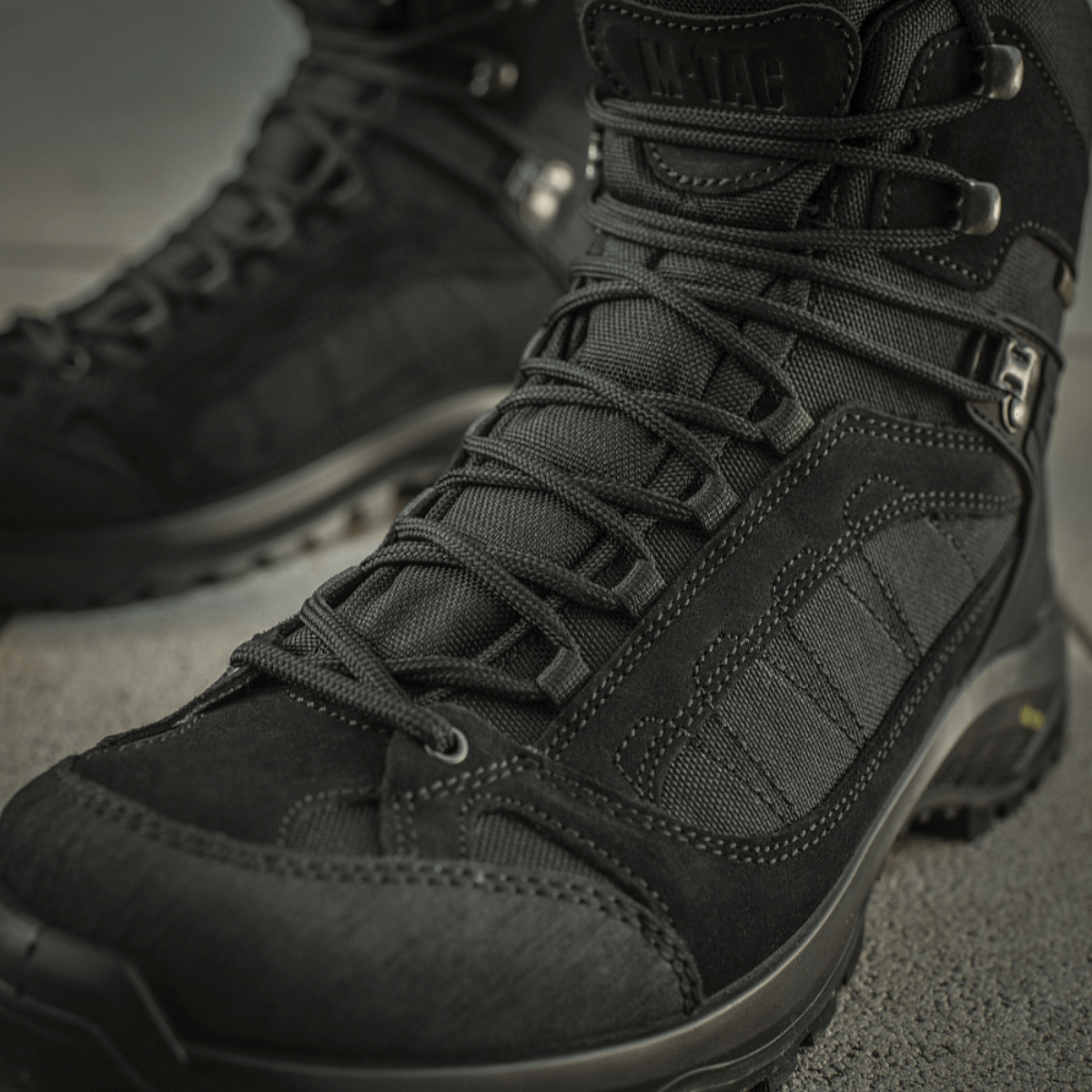 M-Tac Taktiske Demi-Season Støvler Pro Line med Vibram-sål i sort suede og Cordura for komfort og holdbarhed.
