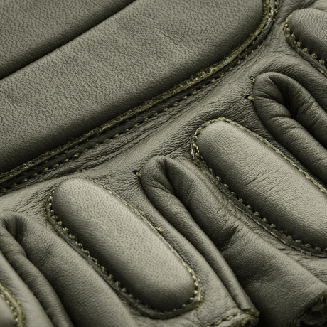 Nærbillede af M-Tac Fingerløse Handsker Assault Tactical Mk.1 med læderforstærket håndflade og polstret kno område.