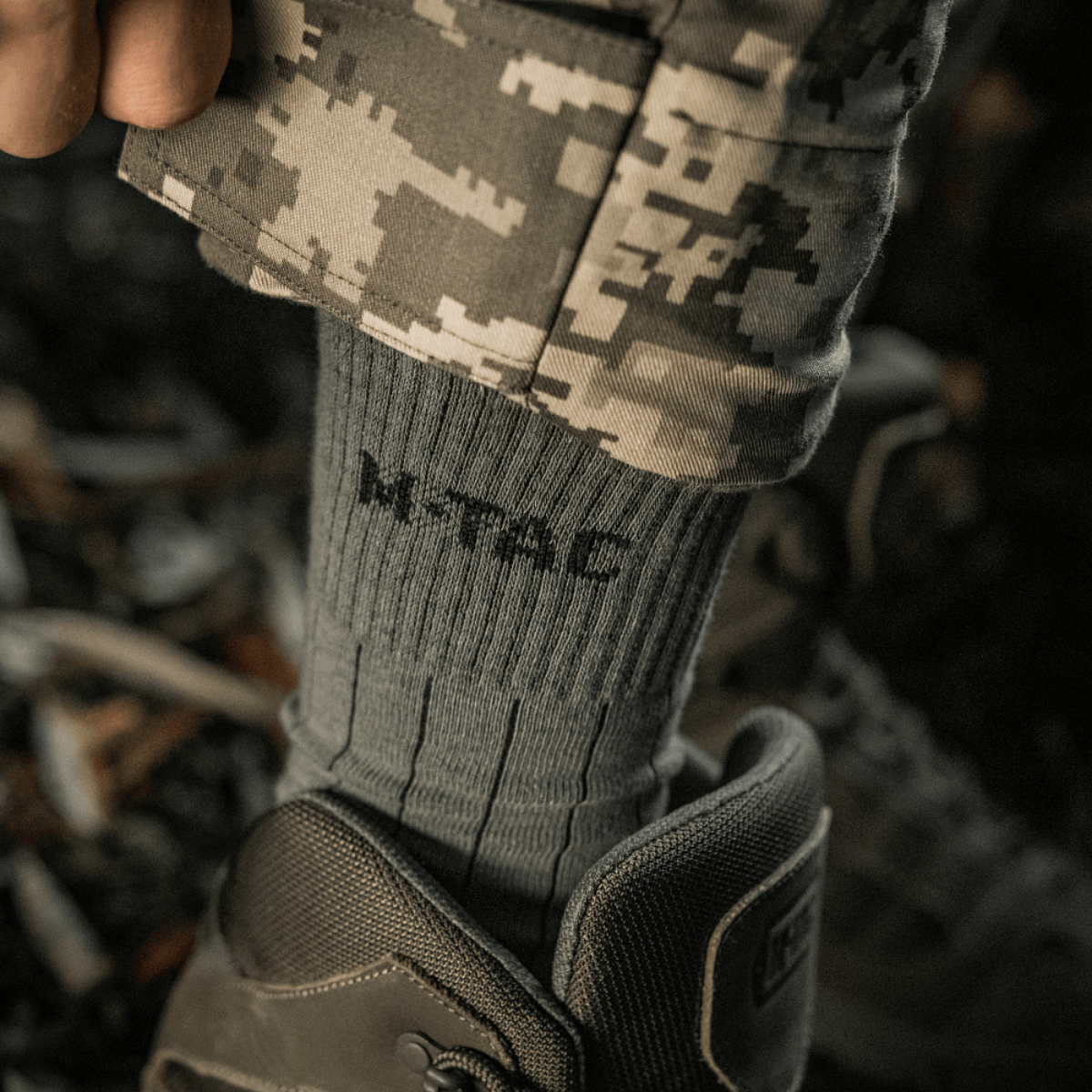Mand iført M-Tac Taktiske Sokker Ranger i outdoor scene, viser komfort og anatomisk pasform. Perfekt til vandring og daglig brug.