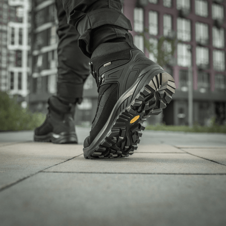 M-Tac Taktiske Demi-Season Støvler Pro Line med Vibram-sål til taktiske opgaver, visning af bund og greb i bymiljø.