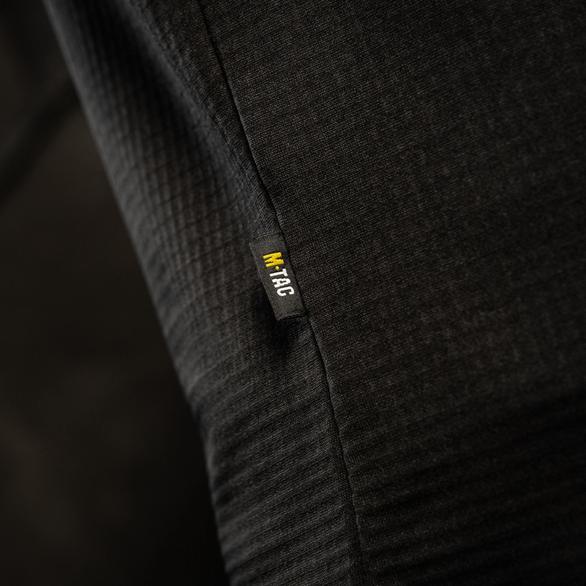 M-Tac Thermal Fleece Trøje Delta Level 2 med detalje af mærke, designet til koldt klima i 100% polyester med YKK-lynlåse.