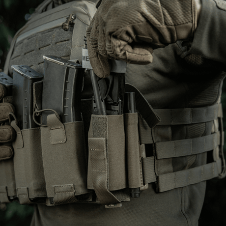 M‑Tac Tourniquet Pouch Elastic Gen.5 fastgjort på taktisk vest med CAT tourniquet og magasiner, Cordura 500D materiale