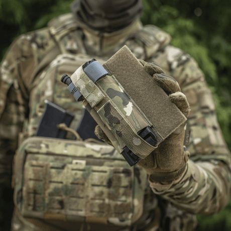 M‑Tac Tourniquet Pouch Elastic Gen.5 i brug på taktisk udstyr med hurtig adgang og sikker fastgørelse i Cordura 500D materiale.