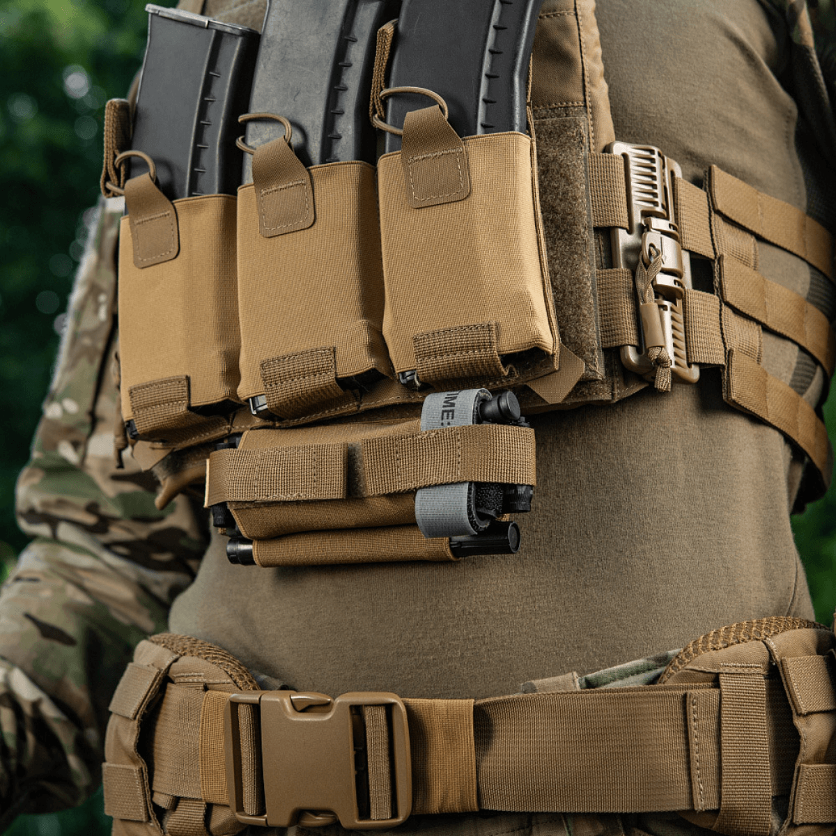 M‑Tac Tourniquet Pouch Elastic Gen.5 monteret på taktisk vest. Praktisk CAT tourniquet opbevaring af Cordura 500D. Hurtig adgang.
