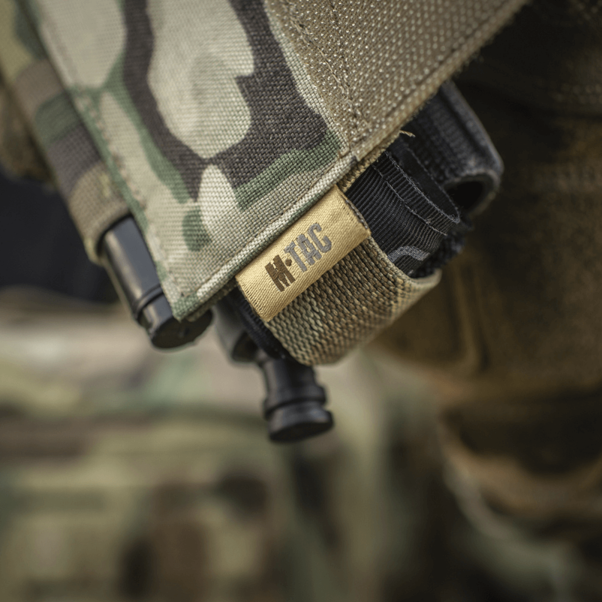 M‑Tac Tourniquet Pouch Elastic Gen.5 i Cordura 500D, monteret på taktisk udstyr, fremhævende hurtig adgang features