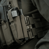 M‑Tac Tourniquet Pouch Elastic Gen.5 monteret på taktisk udstyr med elastisk velcro bånd, praktisk til CAT tourniquet.