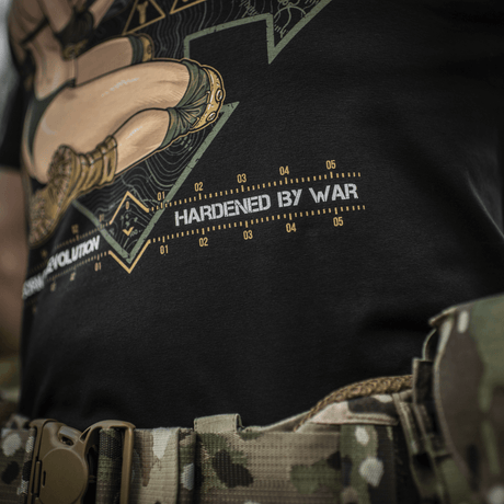M-Tac T-Shirt Delivery Service, inspireret af Pin-Up-kultur, viser en dronekontrollerende pige og teksten "Hardened by War".