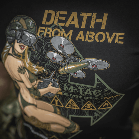 M-Tac T-Shirt Delivery Service med Pin-Up-inspireret design, viser kvinde med drone og tekst 'Death from Above'. Moderne stil og styrke.