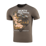 M-Tac T-Shirt Delivery Service med amerikansk Pin-Up-design og teksten 'Death from Above' kombinerer stil og styrke.