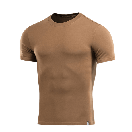 M-Tac T-shirt 93/7, brun T-shirt i 93% bomuld, 7% elastan, designet til komfort og holdbarhed, alsidig for hverdags- og aktiv brug.