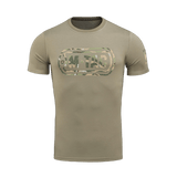 M-Tac T-Shirt Logo med camouflagemønster og slogan "Born by Revolution" på ærmet. Stilfuld og komfortabel militær trøje.