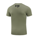 M-Tac T-Shirt Mole i olivengrøn med humoristisk sniper-print og symboler bagpå, fremhæver dedikation og præcision. Komfortabel bomuldsblanding.