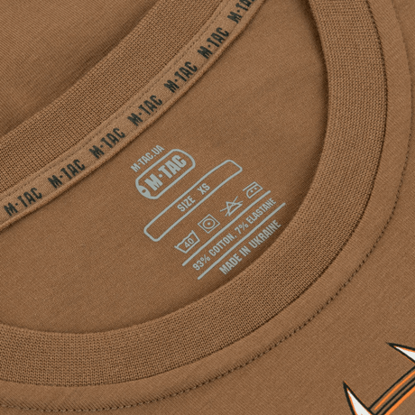 Nærbillede af M-Tac T-Shirt Odin etiket design, der viser størrelse og materialekomposition. Fremstillet af M-Tac.