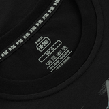 Nærbillede af M-Tac T-Shirt Surf Club mærke og størrelsesetiket, lavet i Ukraine med 93% bomuld og 7% elastan.