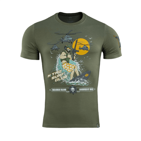 M-Tac T-Shirt Surf Club med ikonisk krigsfilm-inspireret design, inkluderer specialstyrkesoldat på surfbræt. Materiale: bomuld, elastan.