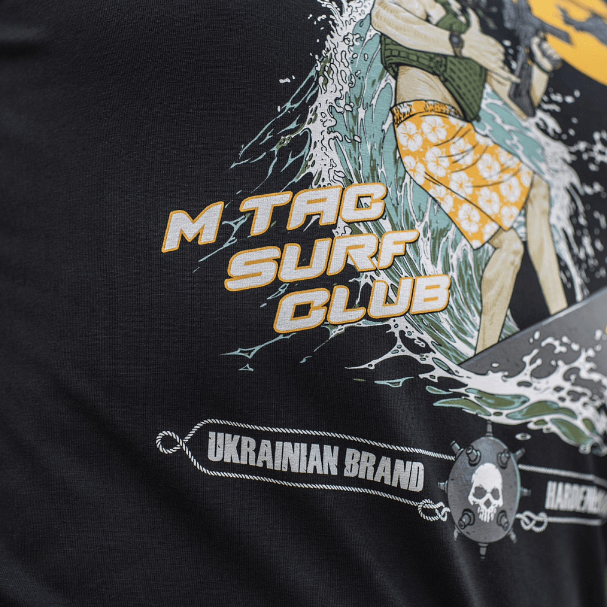 M-Tac T-Shirt Surf Club med motiv af soldat på surfbræt, inspireret af ukrainske specialoperationer og klassiske surfscener.