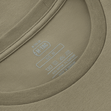 Nærbillede af M-Tac T-Shirt Talpa etiket, viser størrelse og materialeoplysninger. Perfekt blanding af komfort og stil.