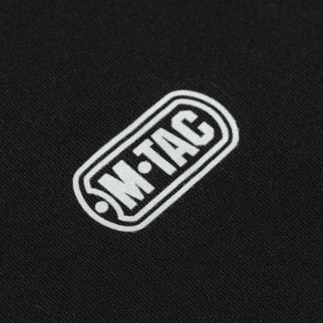 Reflekterende M-Tac logo på sort M-Tac T-shirt Ultra Light Polartec til træning og udendørsaktiviteter.