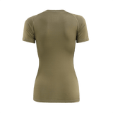 Bagside af M-Tac T-shirt Ultra Light Polartec Lady i olivengrøn farve, lavet i let og åndbart Power Dry® materiale til kvinder.