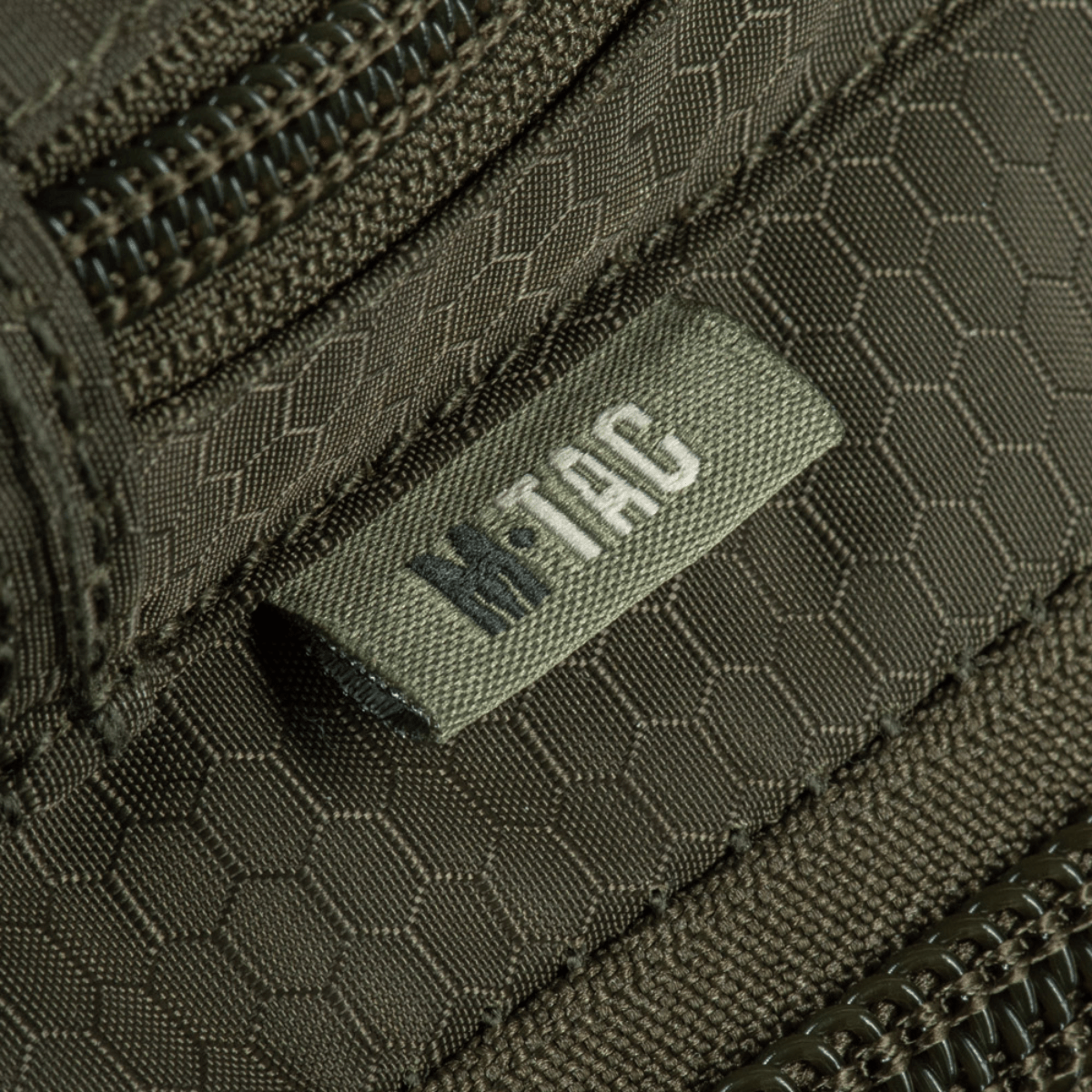 M-Tac Urban Line City Hunter Hexagon Bag med tæt på lynlås og materiale detaljer