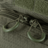 Detalje af M-Tac Urban Line City Hunter Hexagon Bag med lynlåse og sekskantet tekstur, ideel til daglig brug og organisering.