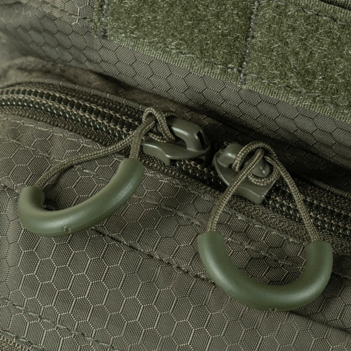 Detalje af M-Tac Urban Line City Hunter Hexagon Bag med lynlåse og sekskantet tekstur, ideel til daglig brug og organisering.