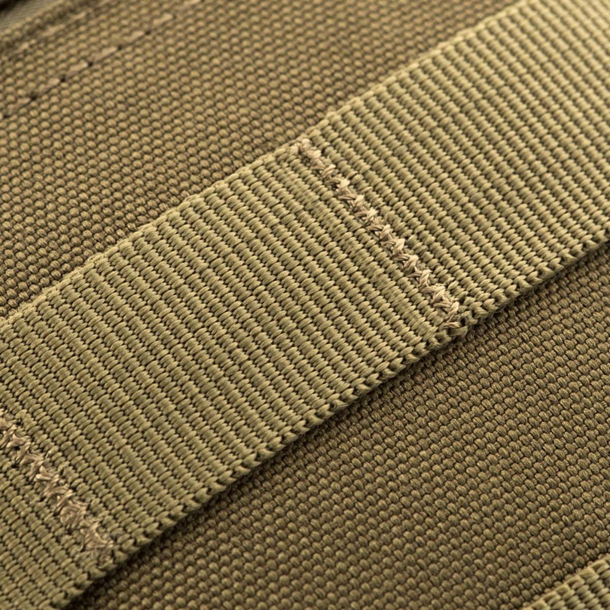 Detalje af M-Tac Urban Line City Patrol Fastex Taske i slidstærkt 600D polyester med PVC-coating, tæt syning og militærgrønt design.