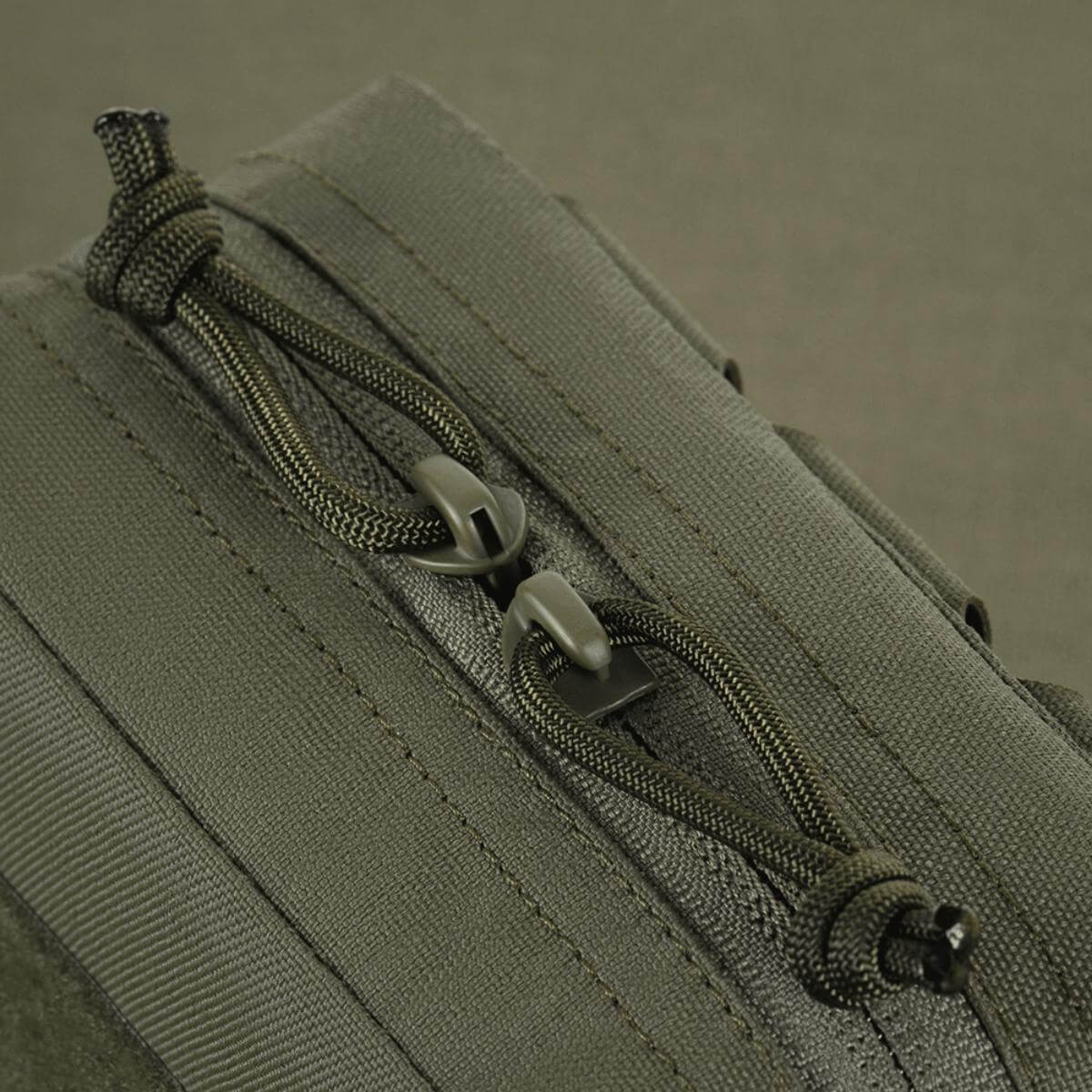 Nærbillede af lynlåsdetaljer på M-Tac Utility Taske Elite Small i Cordura 500D med MOLLE-system