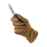 Brun M-Tac Vinterhandsker Soft Shell handsker holder en sort foldekniv mod grøn baggrund.