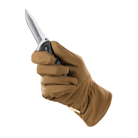 Brun M-Tac Vinterhandsker Soft Shell handsker holder en sort foldekniv mod grøn baggrund.