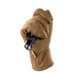M-Tac Vinterhandsker Soft Shell i brun, funktionelle handsker, der beskytter mod dårligt vejr, vist med en lommelygte i hånden