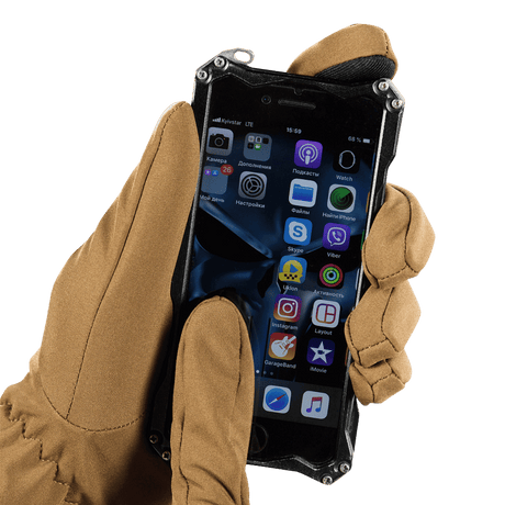 M-Tac Vinterhandsker Soft Shell holder en smartphone og viser skærmen. Handskerne er lette og beskyttende mod dårligt vejr.