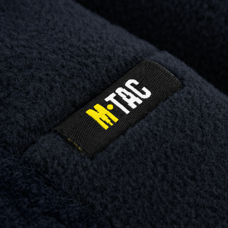 M-Tac Watch Cap Elite Fleece Beanie Hat Velcro i mørkeblå fleece med mærke i nærbillede. Ideel til koldt vejr og taktisk brug.