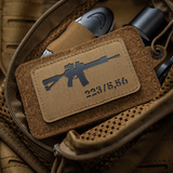 M-Tac AR-15 223/5,56 Laser Cut Patch i Cordura 500D med Velcro bagpå, placeret på taktisk taske, slidstærk og holdbar til outdoor brug.