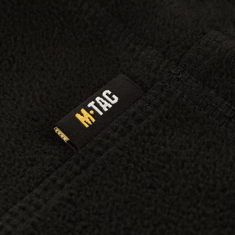 Nærbillede af M-Tac Fleece Neck Gaiter med Snor, sort fleece materiale med M-Tac logo, alsidigt tilbehør til koldt vejr.