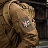 M-Tac Patch Joker Skull 3D PVC på jakkens ærme med Velcro, taktisk design i PVC, perfekt til tilpasning af udstyr. Dimensioner 78x55 mm.