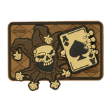 M-Tac Patch Joker Skull 3D PVC i brun med joker og es fra dødskort, lavet af PVC med 3D-effekt og velcro på bagsiden. Dimensioner: 78x55mm.