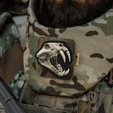 M‑Tac Patch Old Tiger, 3D tigerkranium PVC-patch på camouflagejakke, symbol på mod og erfaring.