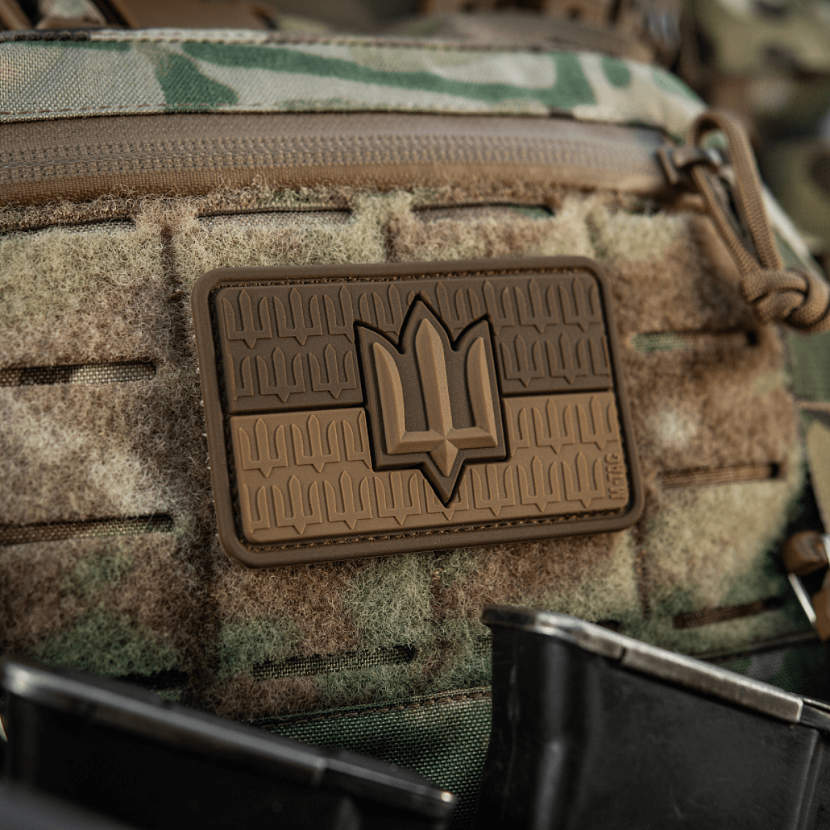 M-Tac patch Ukraine Flag med ZSU Trident PVC vist på camouflage-baggrund, repræsenterer ukrainsk stolthed og traditioner.