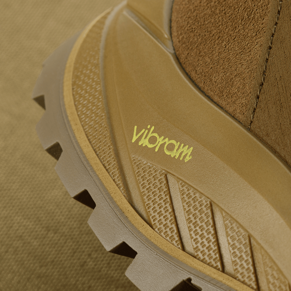 Detalje af M-Tac Sneakers Tactical Demi-Season Pro Line med Vibram-sål i brun, der viser holdbarhed og anti-slip egenskaber.