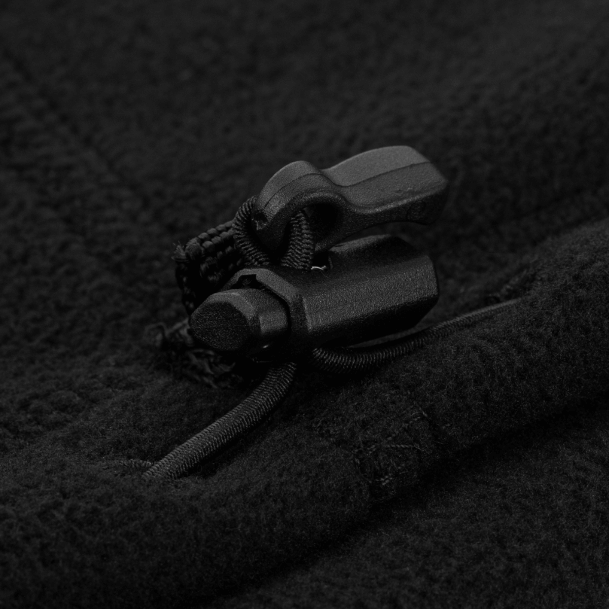 Detalje af M-Tac Snood Elite Kort Justerbar Fleece justeringssnor på sort fleece stof