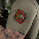 M-Tac T-Shirt Motanka med blomsterdesign på ærmet, fremhæver ukrainsk kulturarv og moderne stil i olivengrøn.