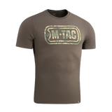 M-Tac T-Shirt Logo med camouflage mønster og ikonisk M-Tac logo, symboliserer militær og taktisk stil. Komfortabel bomuldsblanding.